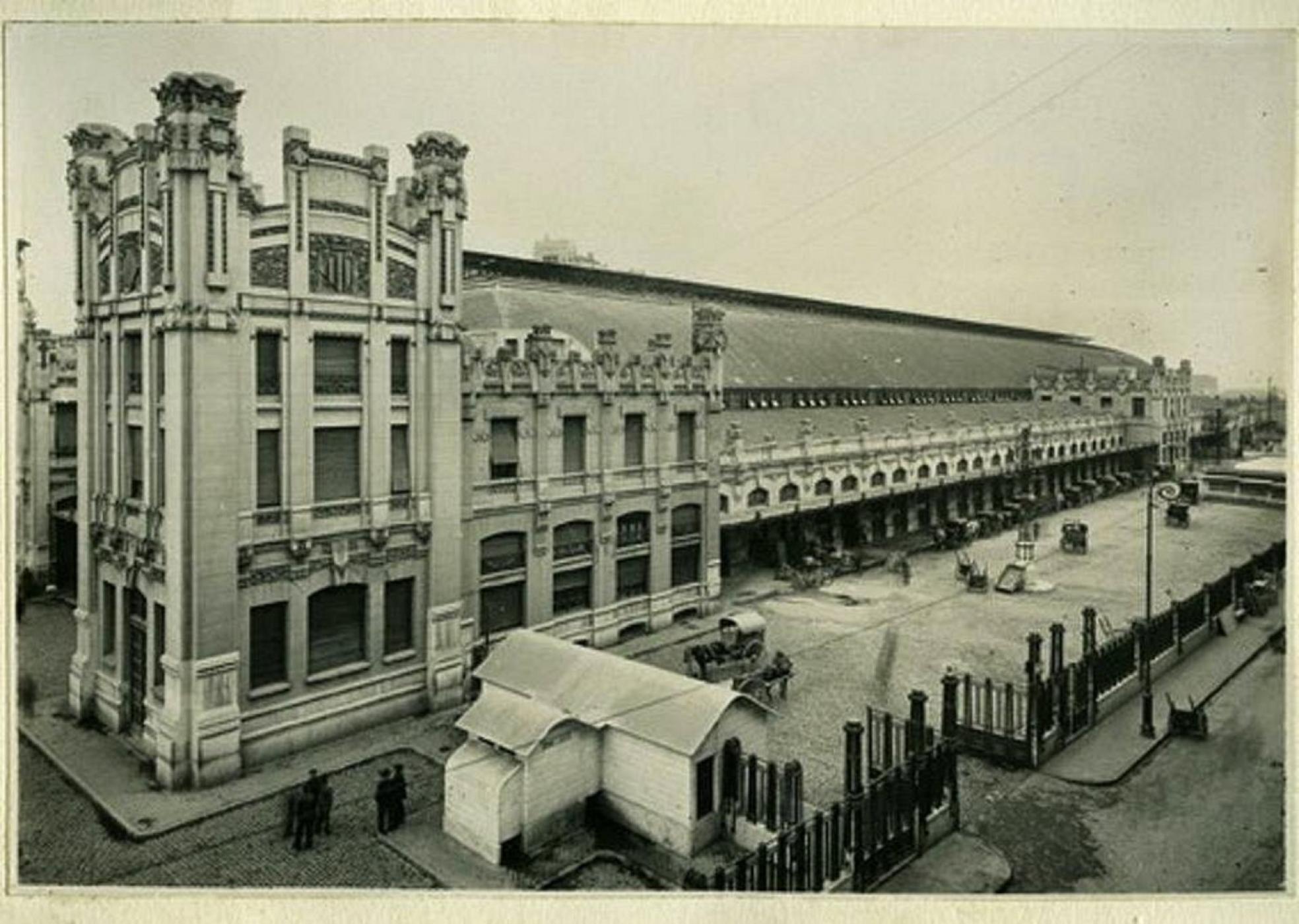 Estación del Norte.Fielato instalado en un lateraldel edificio de Demetrio Ribes. 