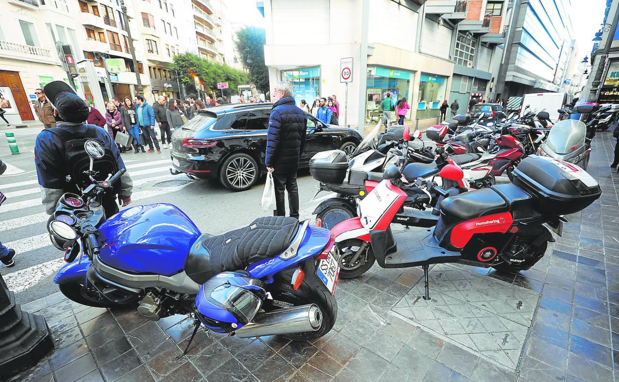 Motos aparcadas en la acera en la esquina de Colón con Pérez Bayer.