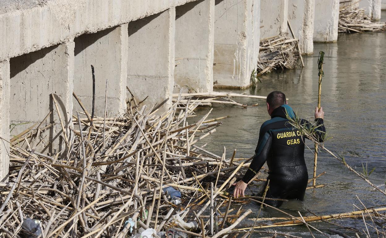 Un buzo de la Guardia Civil trabaja en las labores de búsqueda de una persona desaparecida. 
