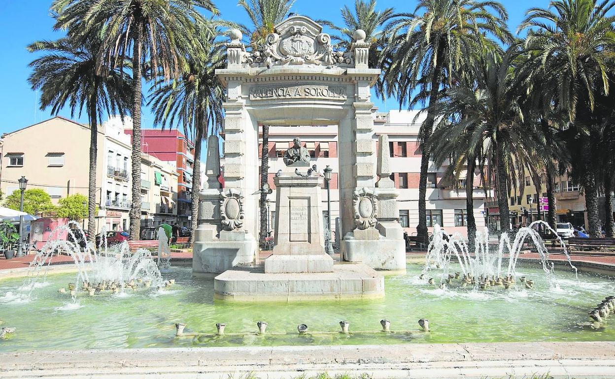 Monumento a Sorolla con la antigua puerta de un banco y una fuentes, en la plaza de la Semana Santa Marinera. 