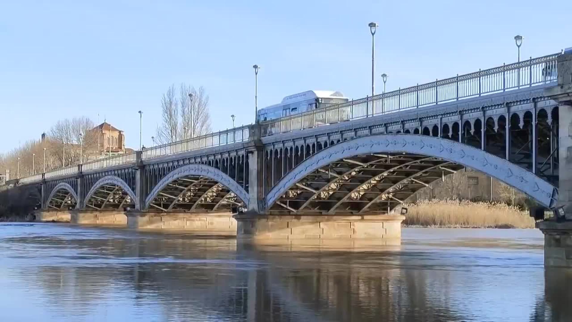 La crecida del Tormes a su paso por Salamanca anega el embarcadero