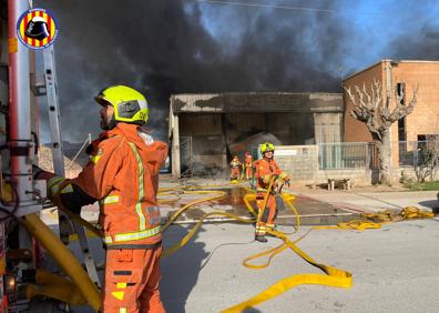 Imagen secundaria 1 - Incendio en Sagunto | Declarado un incendio industrial en Sagunto