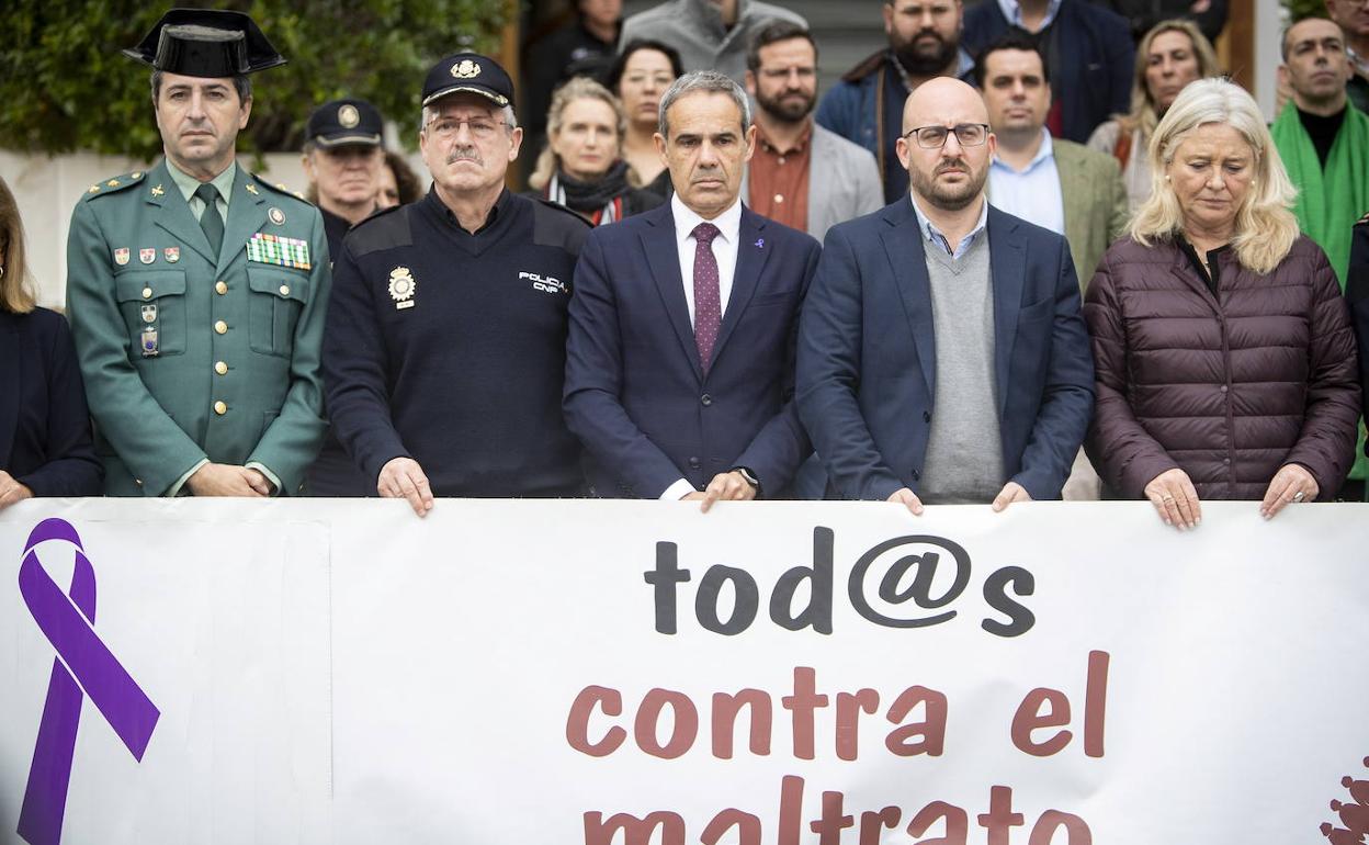 Las autoridades de Cádiz participan en una concentración contra la violencia machista, este lunes en el Puerto de Santa María.