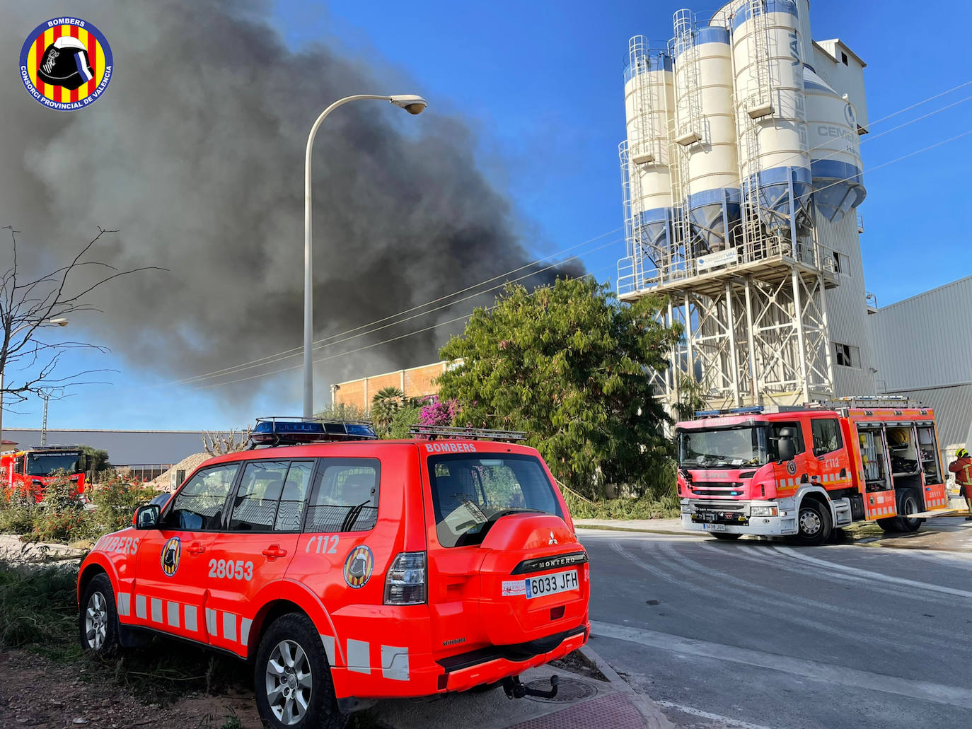 Fotos: El incendio en una empresa de espuma de flores en Sagunto, en  imágenes | Las Provincias