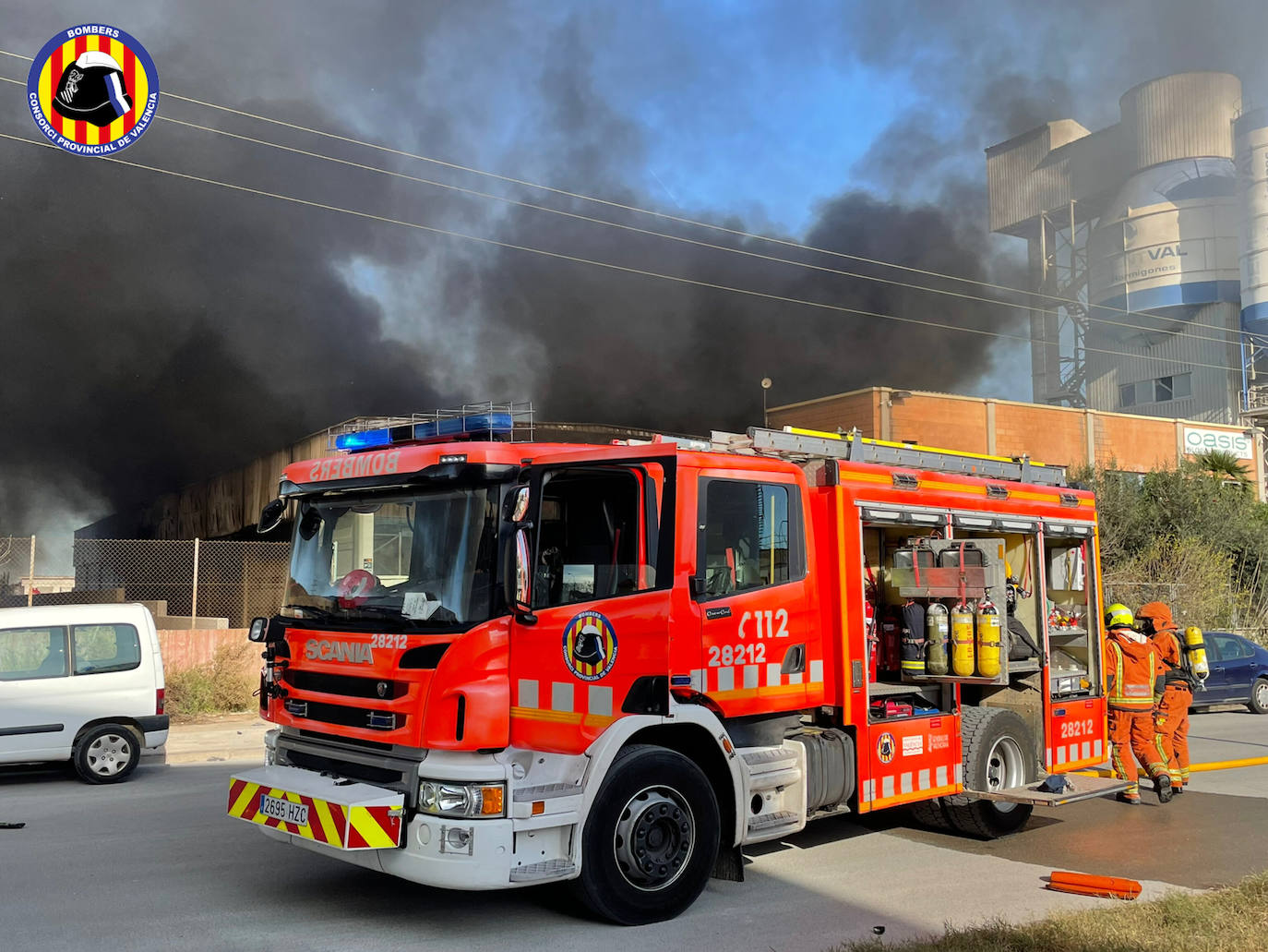 Fotos: El incendio en una empresa de espuma de flores en Sagunto, en  imágenes | Las Provincias