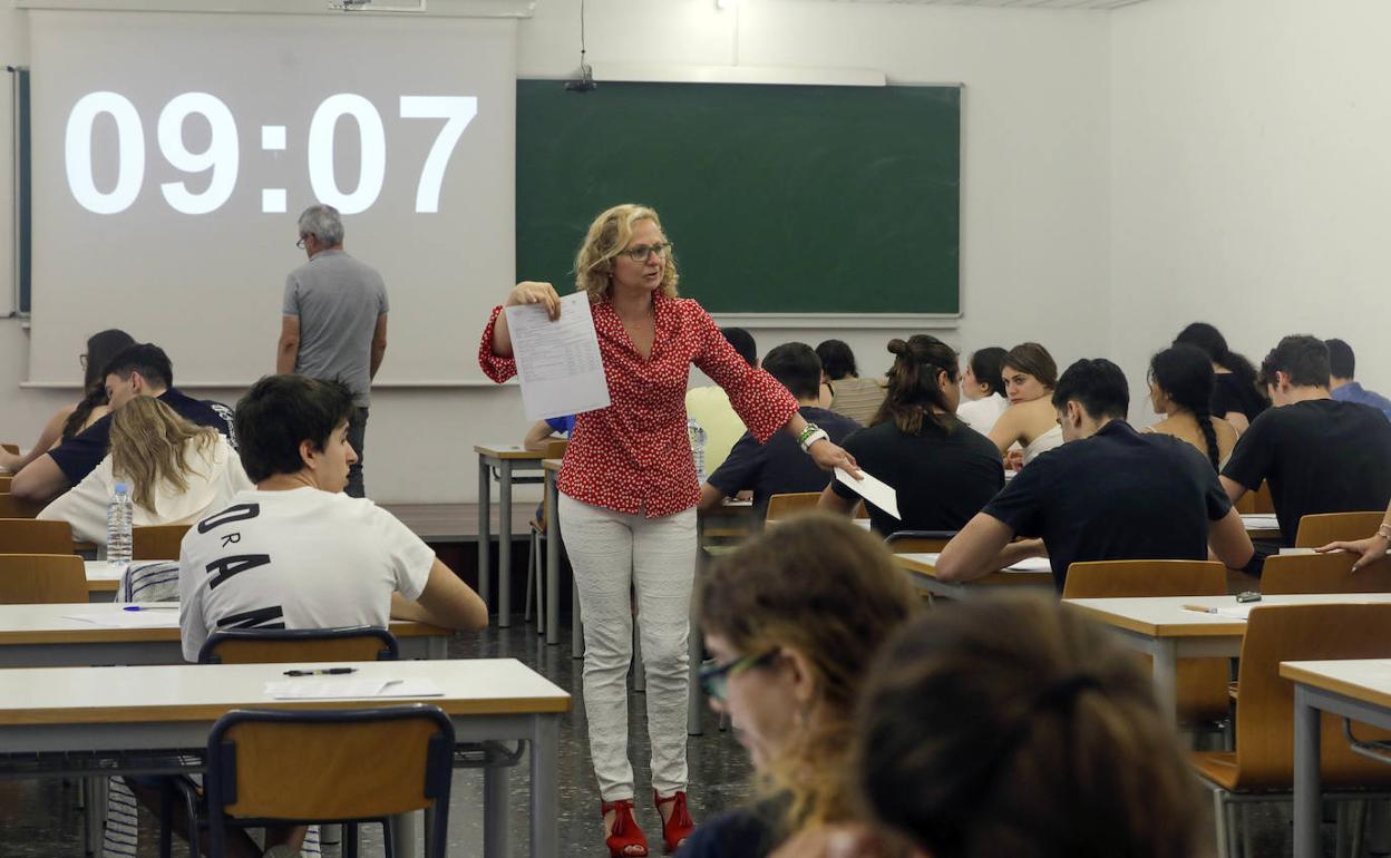 Alumnos durante el primer examen de la selectividad de 2022. 