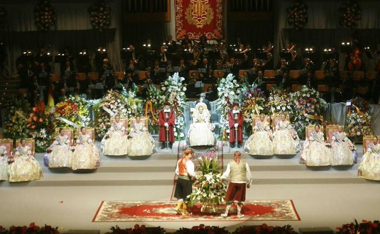 Entrega de canastillas de flores, en la exaltación. 