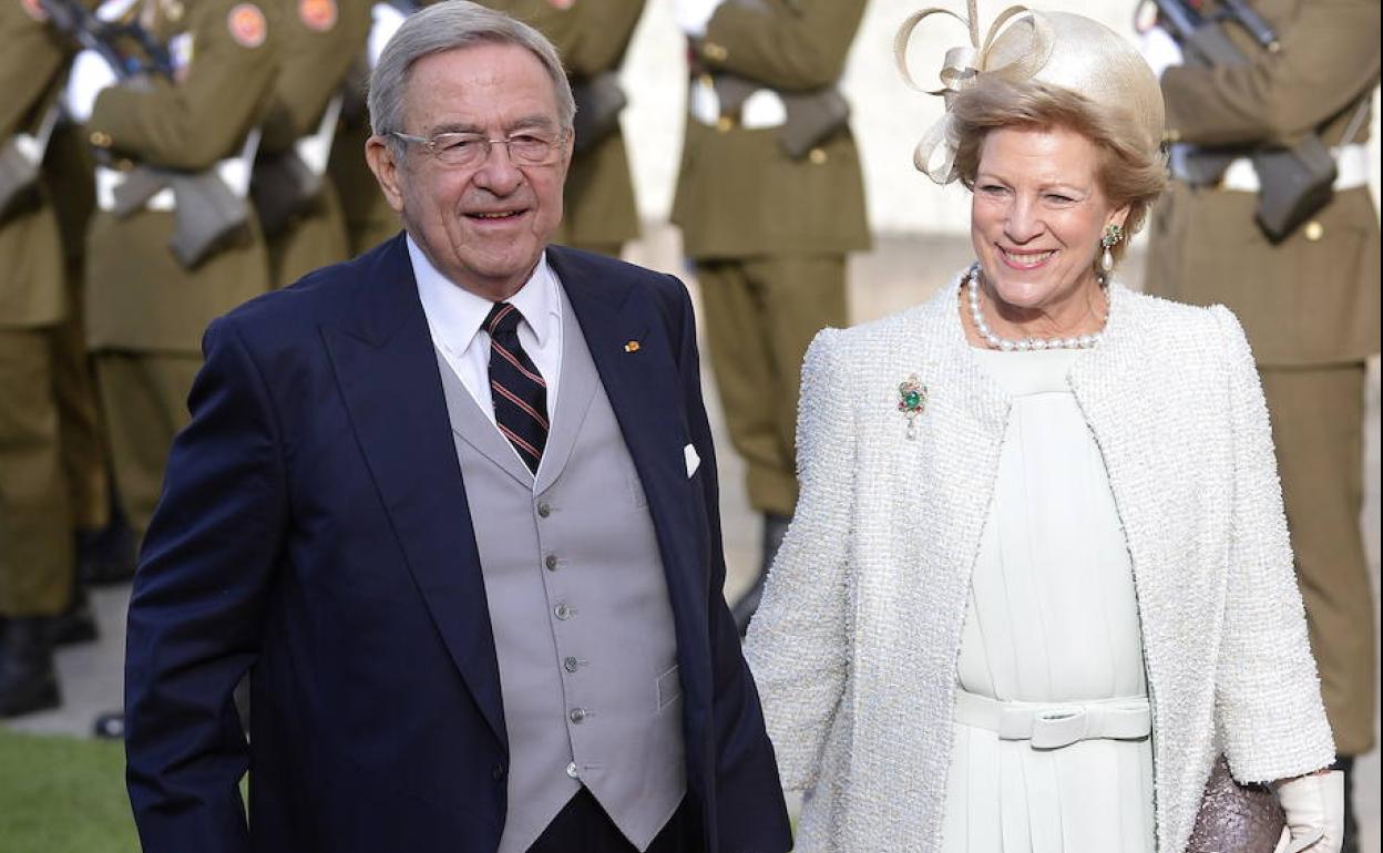 Constantino de Grecia junto a su mujer Ana María.
