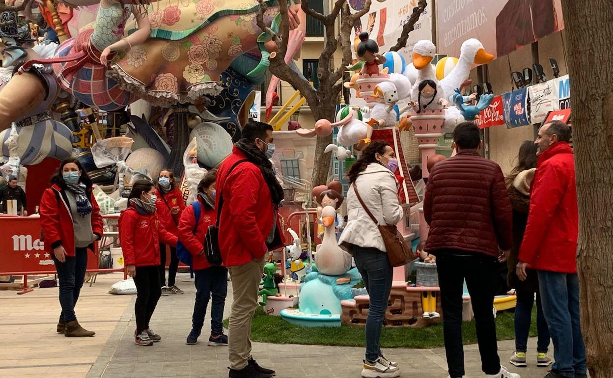 Jurando visitando la falla infantil en la plaza del Pilar. 