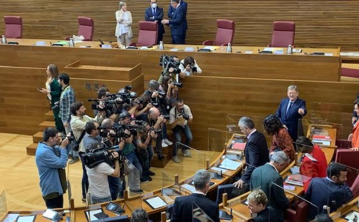 Puig y los vicepresidentes, a su llegada a una de las últimas sesiones de control en Les Corts. 