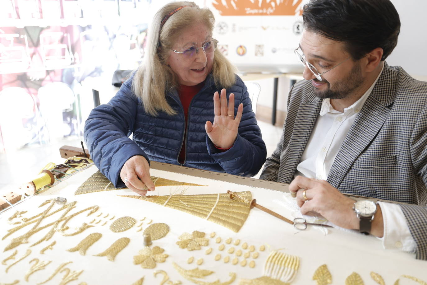 Fotos: Así ha sido el bordado del manto solidario de la Virgen