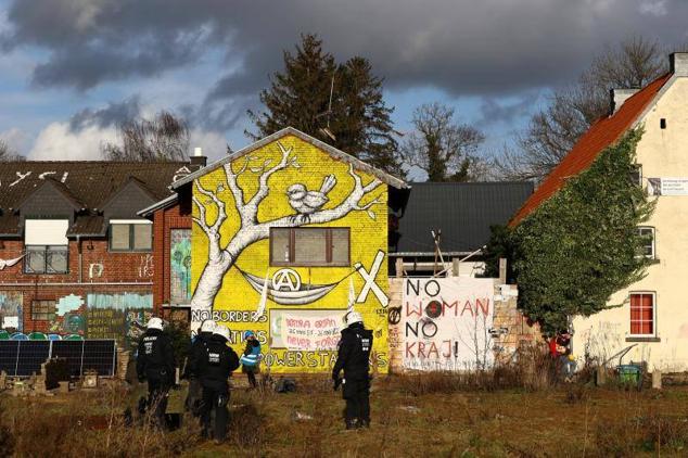 Agentes desplegados para el desalojo. Decenas de pintadas y murales adornan las fachadas de las casas ocupadas.