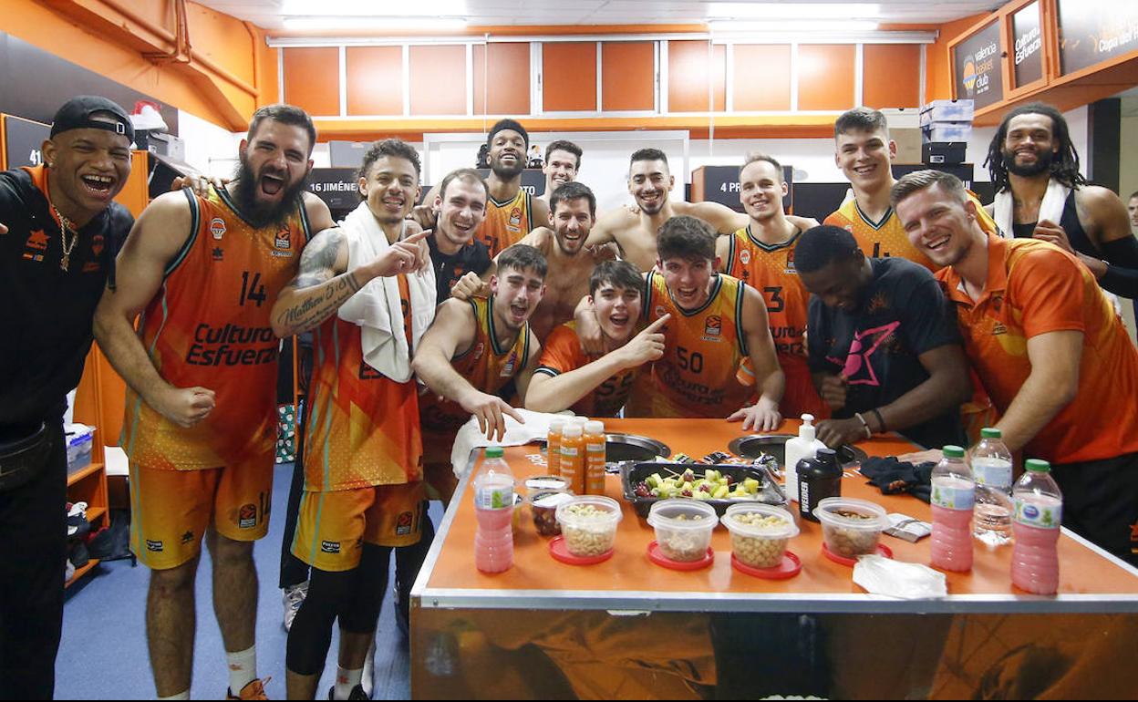 El Valencia Basket celebra en el vestuario la épica victoria con siete bajas. 