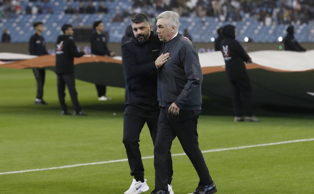 Gennaro Gattuso realiza un cariñoso gesto a Ancelotti antes del inicio del partido en Arabia Saudí. 