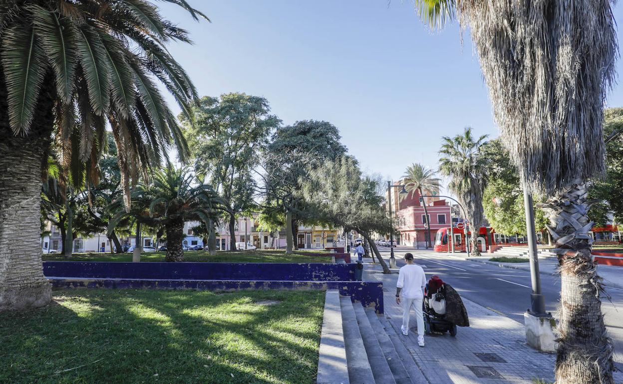 Jardín en la calle Doctor Lluch, una de las zonas afectadas por la huelga. 