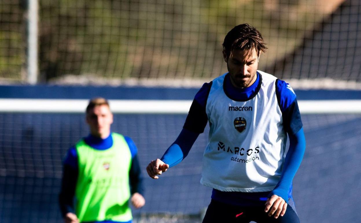 José Campaña controla el balón en la ciudad deportiva de Buñol.