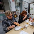 Imagen - «La reunión de grupos o de celebraciones entorno al esmorzaret es algo que antes no existía. Ya no es ir a almorzar a diario, es más una comida con los colegas»