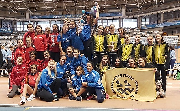 Componentes del Club Atletisme Vila-real, a la derecha, lograron la tercera posición en el Campeonato Autonómico hace unos años.  CAV