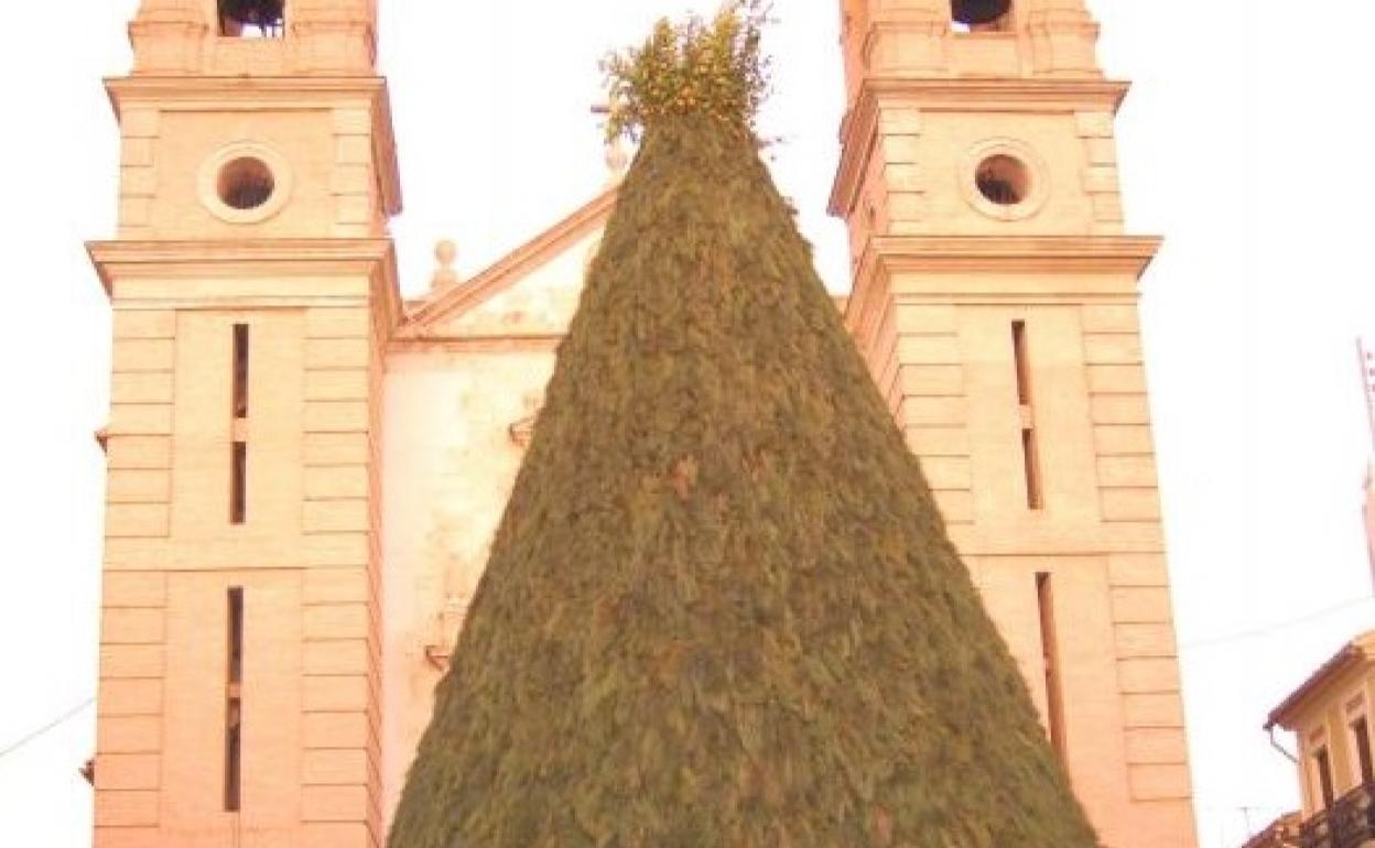 La foguera ya está preparada para ser quemada el lunes por la noche. 