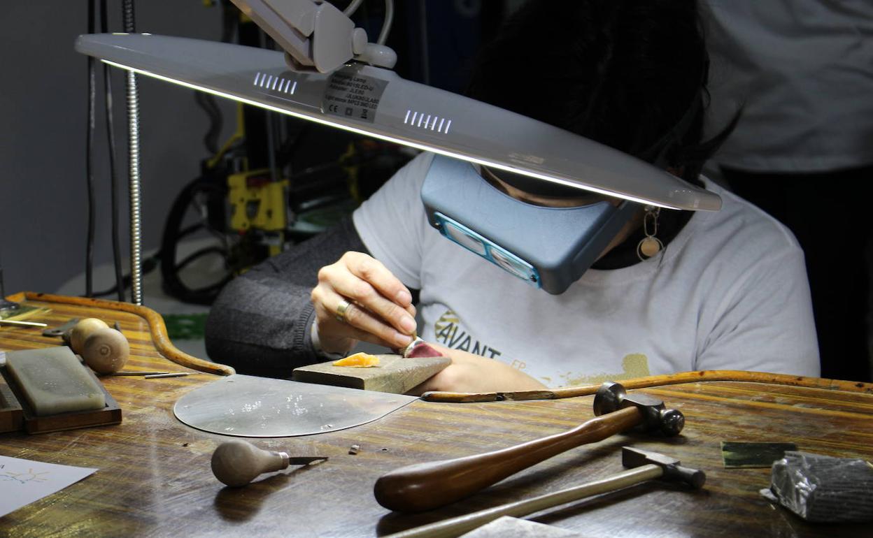 Un alumno de FP en el taller, realizando un trabajo práctico. 