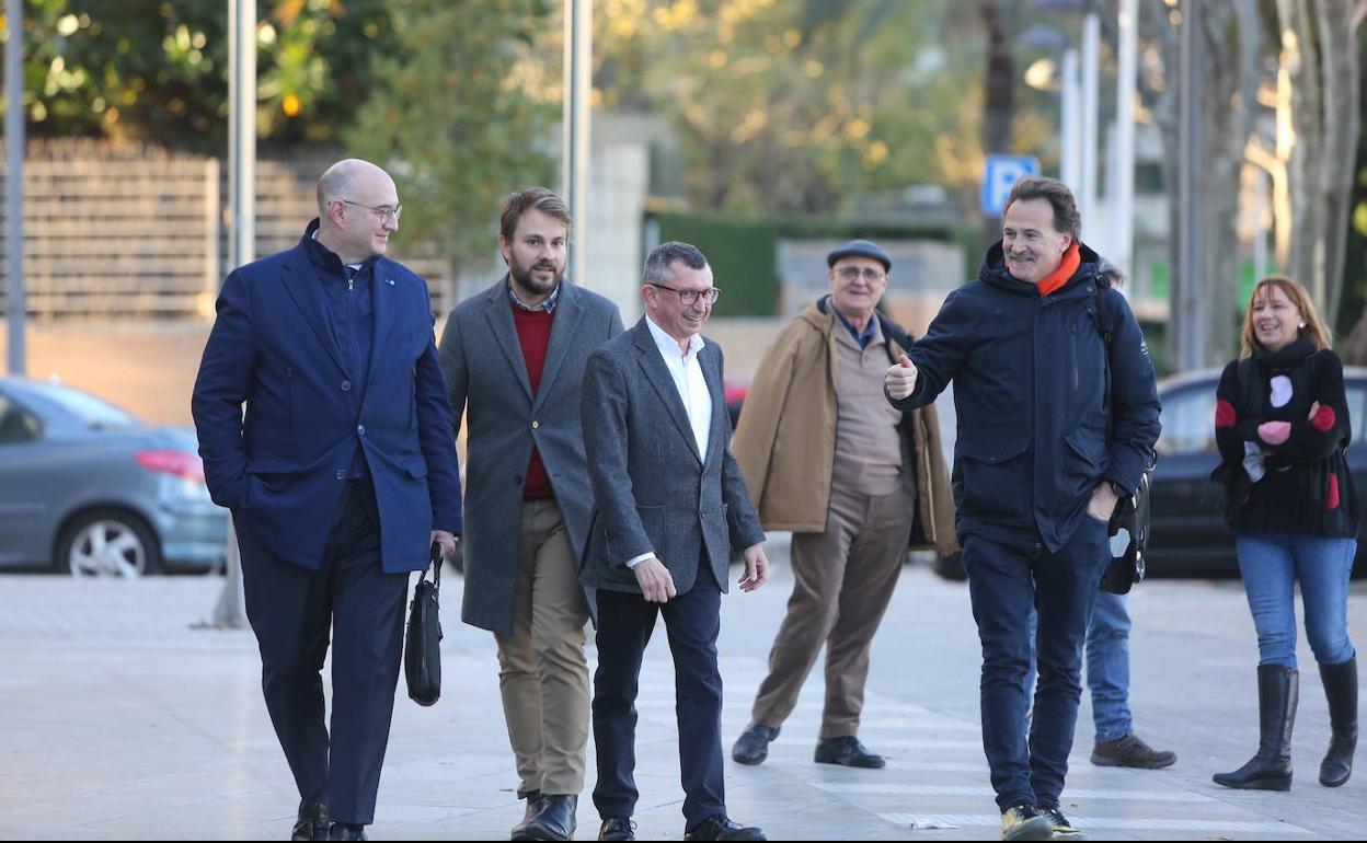 Miquel Real nada más entrar a la sede judicial. 