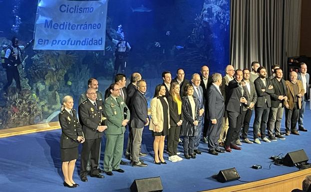 Lema de la Volta desplegado en el acuario para la foto de familia tras la presentación. 