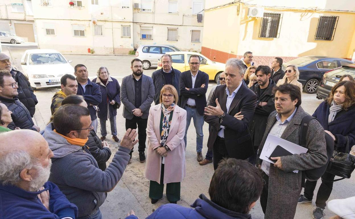 El conseller, Héctor Illueca y la alcaldesa, Conxa Garcia, escuchan a los vecinos. 