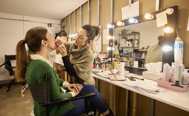 La actriz Elisa Lledó, en maquillaje antes de entrar a rodar. 