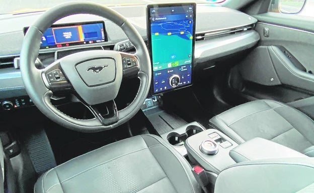 El interior mezcla la gran pantalla tipo Tesla con una mayor información y facilidad de uso de sus mandos.