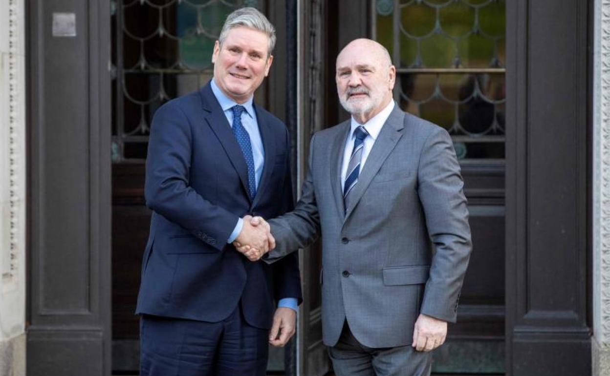 El líder del partido laborista británico, Keir Starmer, es recibido por el presidente de la Asamblea de Irlanda del Norte, Alex Maskey, en Belfast. 