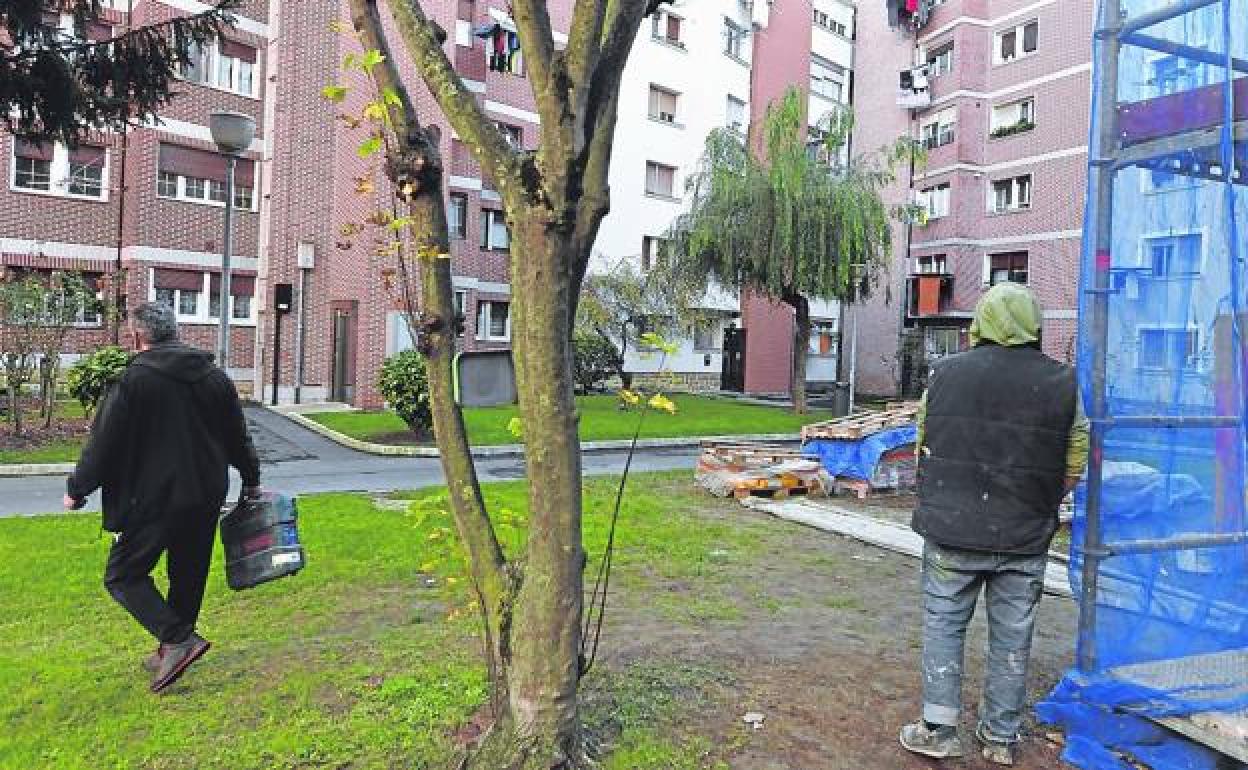 El intento de homicidio se produjo en un piso del Grupo Primero de Mayo de Barakaldo.