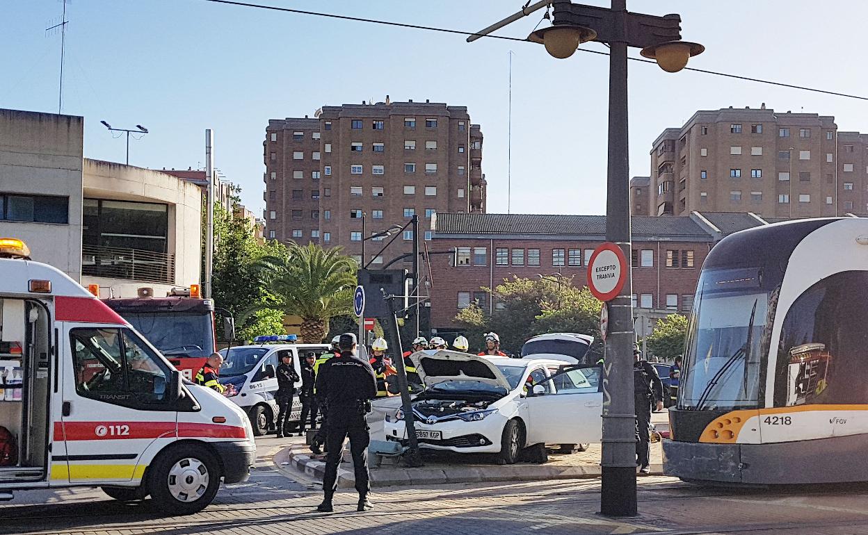 Un accidente de un coche con el tranvía en Valencia, en una imagen de archivo. 