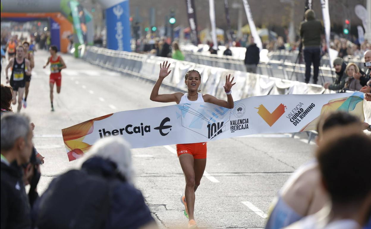 Llegada a meta de Yehualaw en la 10K