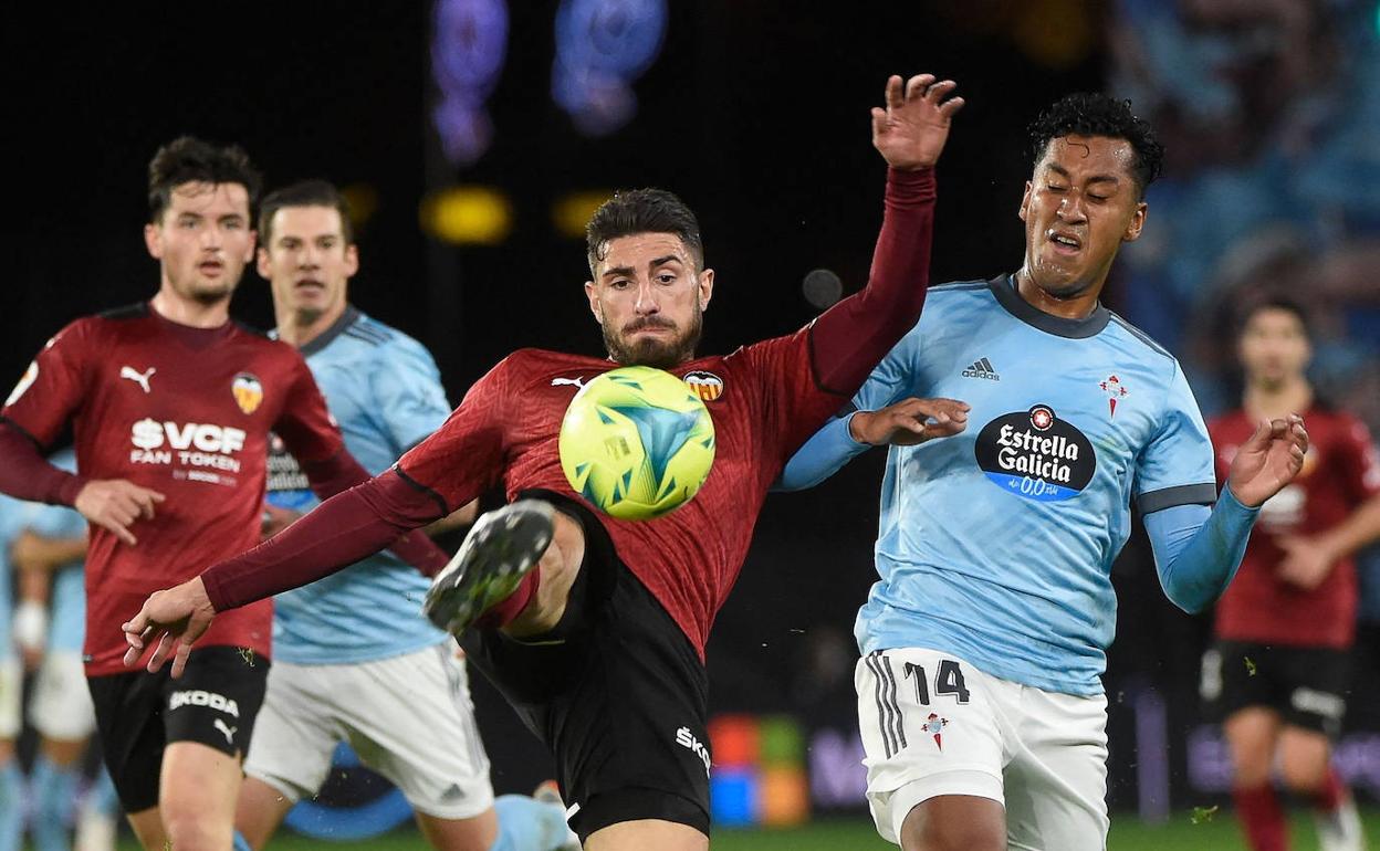 Renato Tapia lucha con Piccini durante un partido de la pasada temporada. 