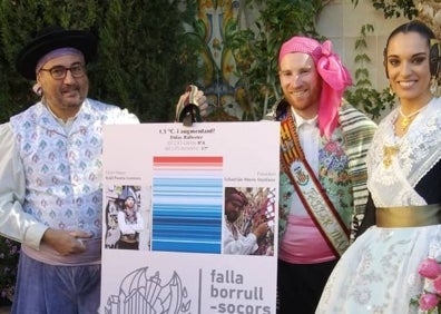 Imagen secundaria 1 - Raúl Puerta, tras recibir la banda de faller major, y junto al presidente Sebastián Marín y Carmen Marín, corte 2023. 