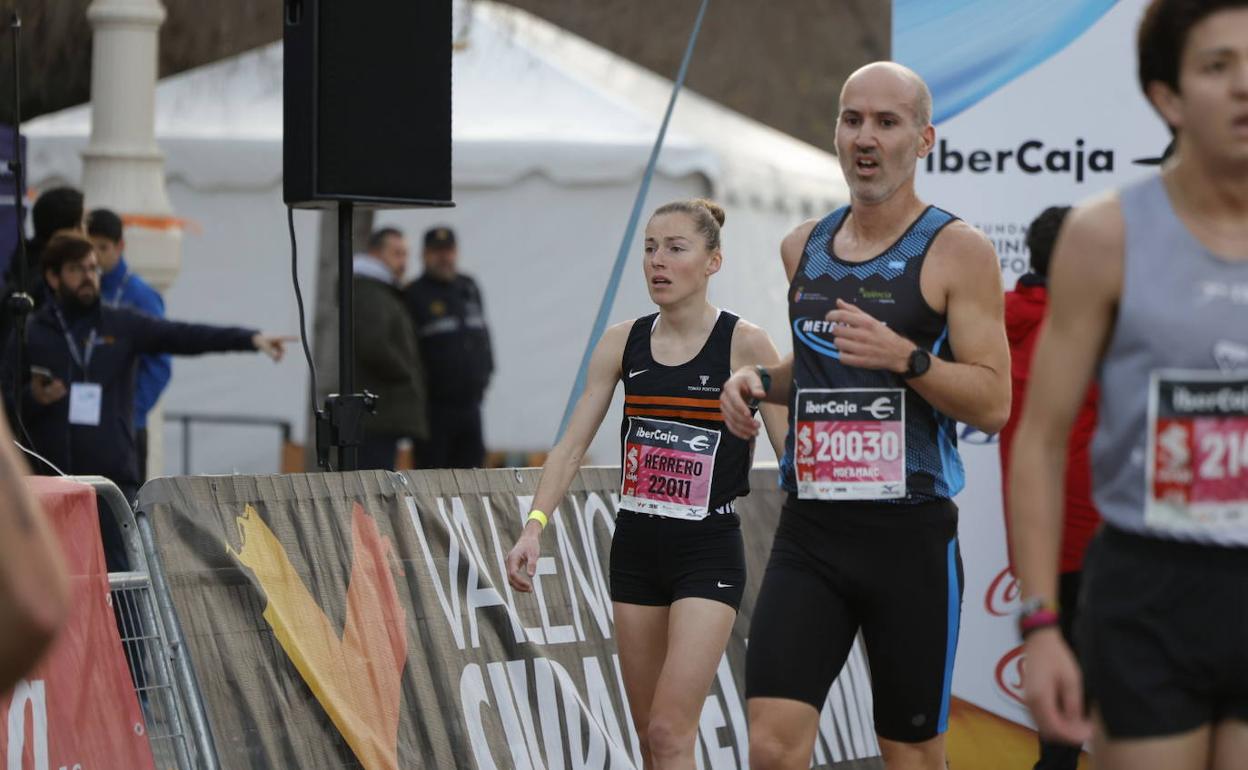 Paula Herrero, tras el esfuerzo final para alcanzar la meta. 