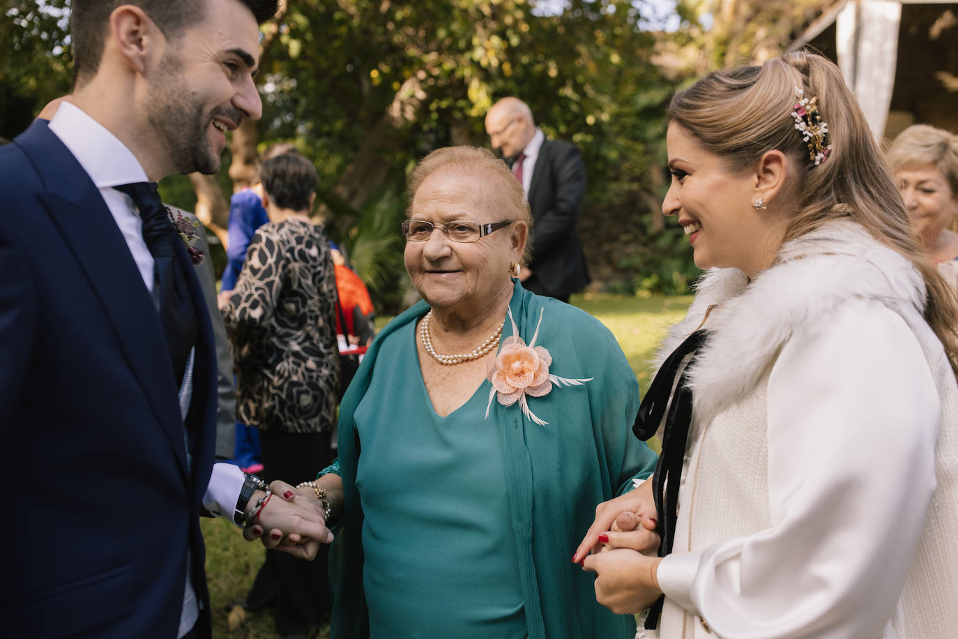 Los novios junto a la abuela de Marta.