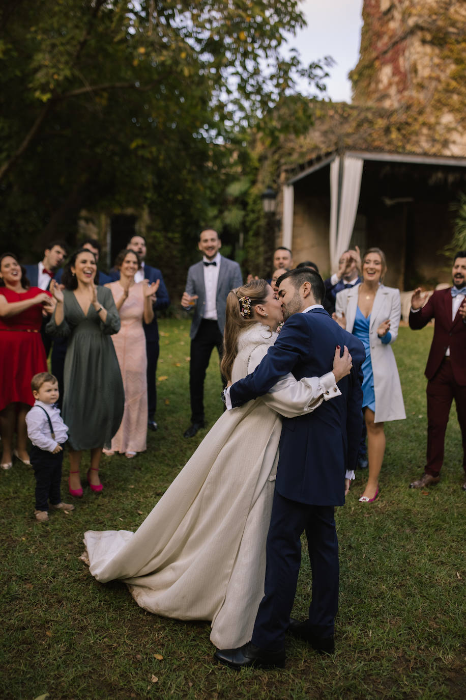 Miguel y Marta se besan durante la celebración en Beniarbeig ante los aplausos de los invitados.