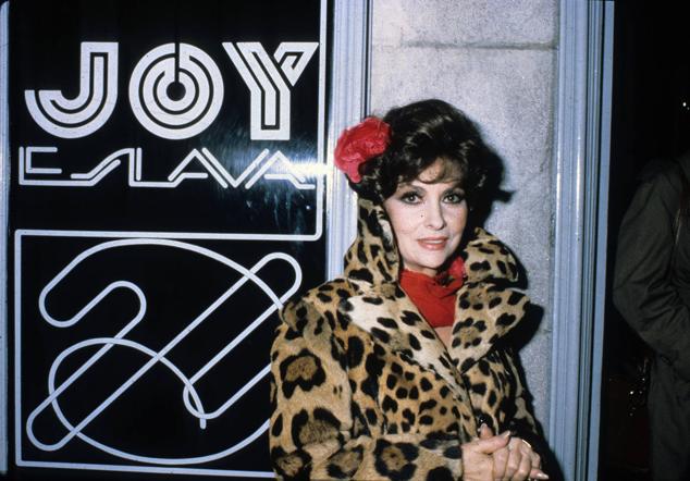 Gina Lollobrigida, a las puertas de la sala madrileña de fiestas Joy Eslava.