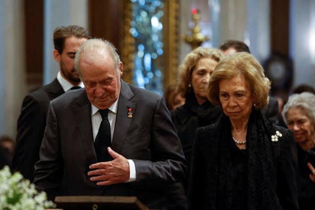 Don Juan Carlos y doña Sofía durante entraron juntos a la Catedral Metropolitana de Atenas.