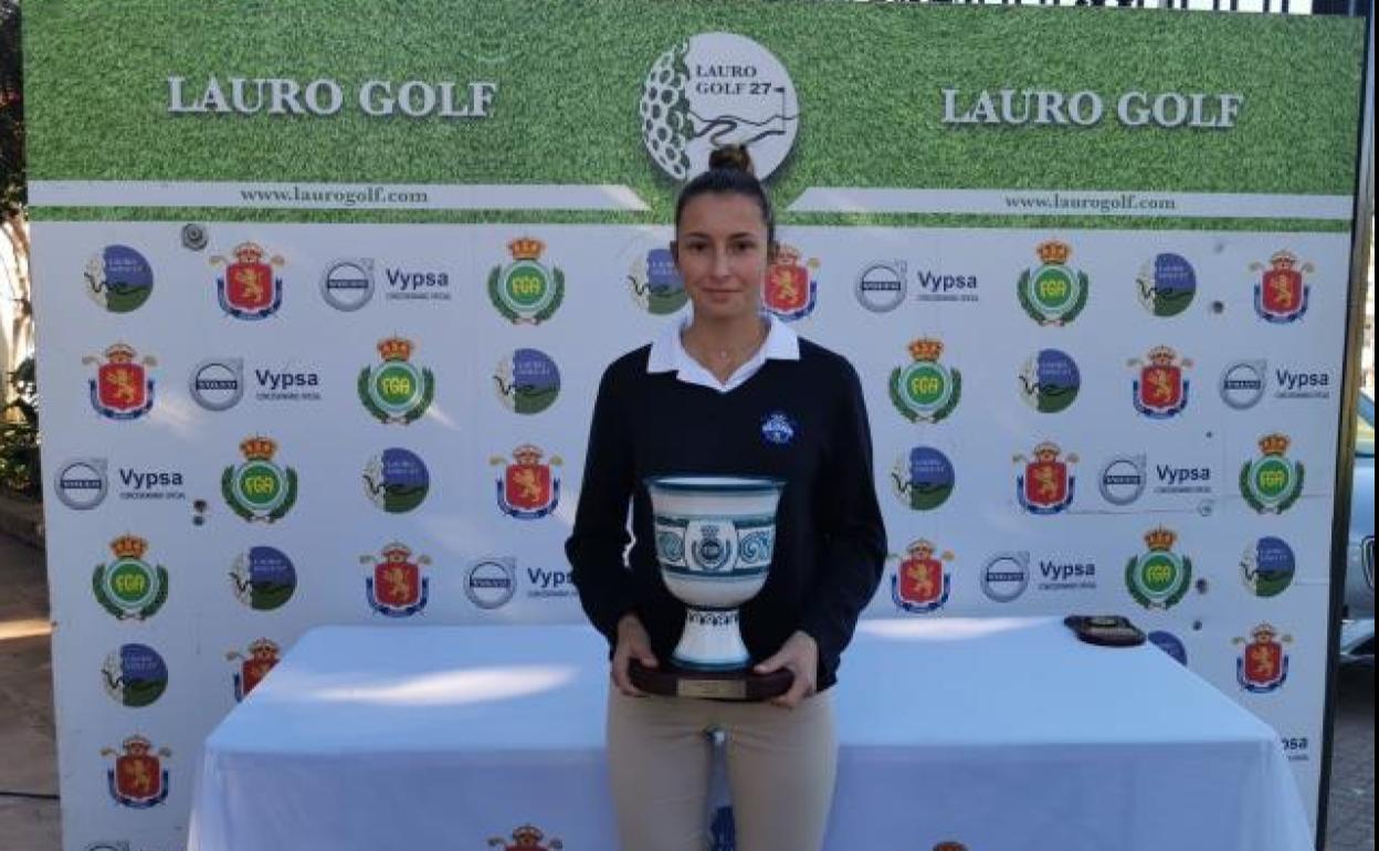 Rocio Tejedo posando con el trofeo. 