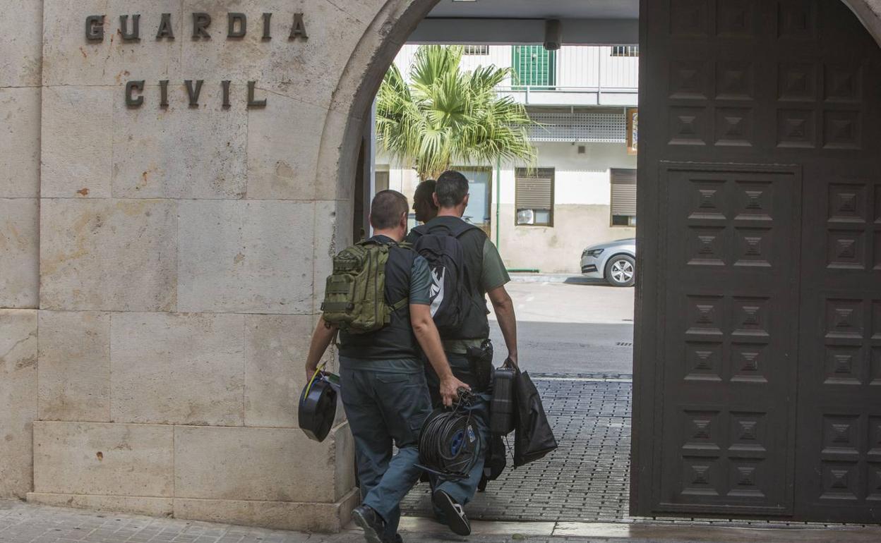 Agentes de la Guardia Civil entran en el cuartel de Patraix. 