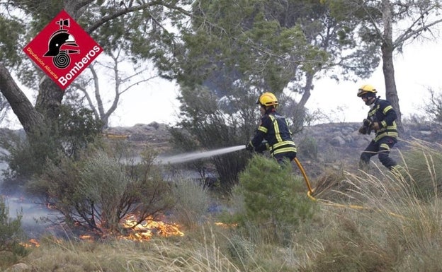 Los efectivos terrestres han tenido que reforzarse al no poder actuar los aéreos. 