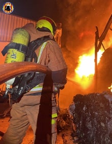 Imagen secundaria 2 - Varios momentos de la actuación de los bomberos. 