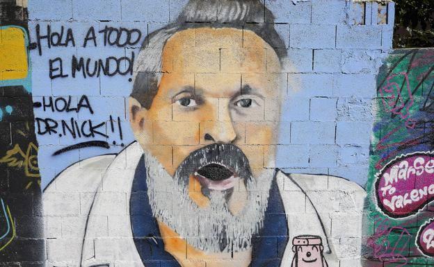 Imagen principal - Cancion Shakira Bizarrap: graffiti en Valencia | La canción de Shakira contra Piqué ya es graffiti en el centro de Valencia