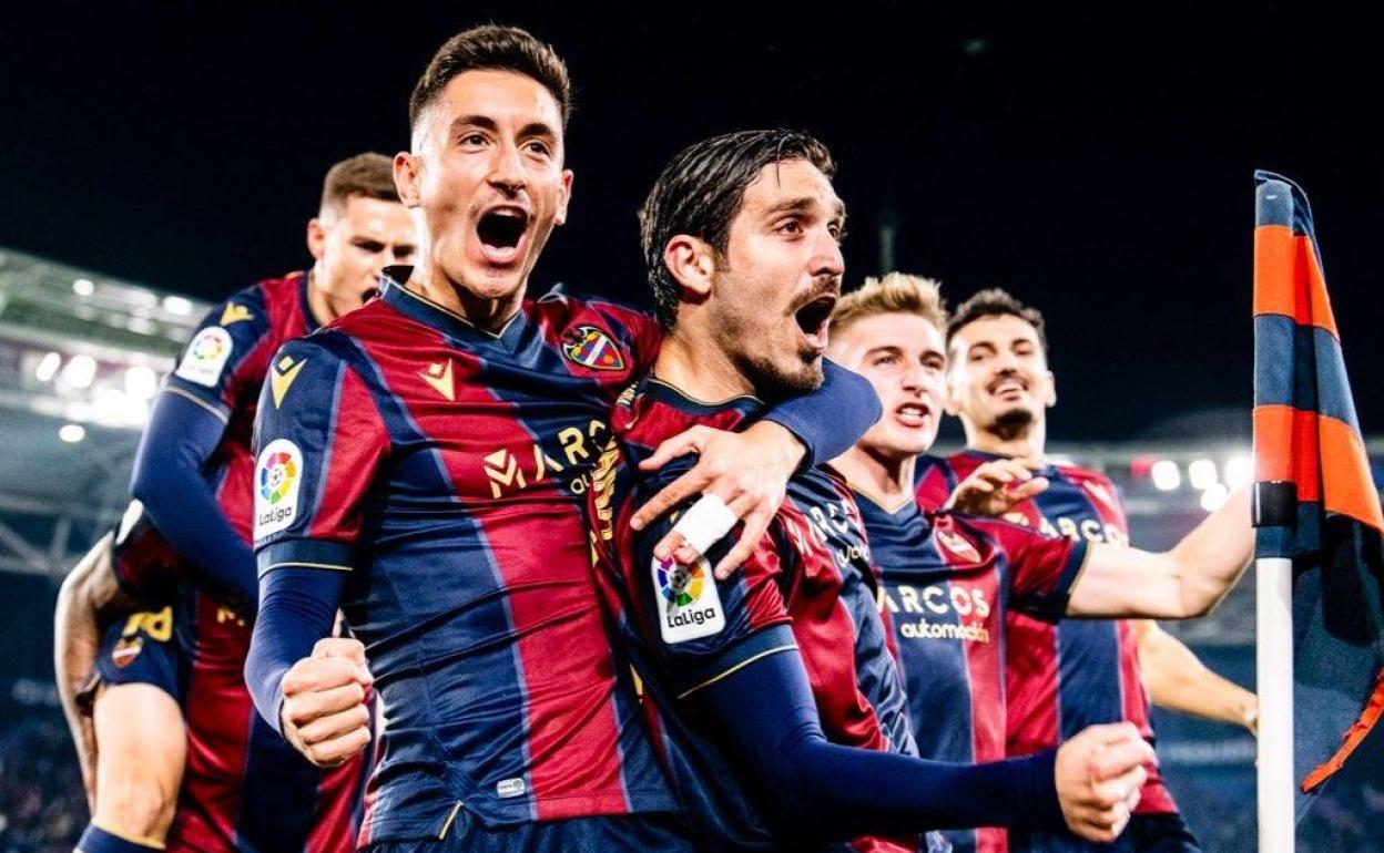 Pablo Martínez y José Campaña celebran uno de los goles ante el Granada.