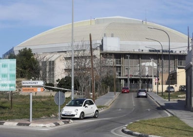 Imagen secundaria 1 - Yurena Hueso prueba el nuevo tartán y, abajo, el exterior del Luis Puig y la pista de calentamiento, que también ha sido renovada. 