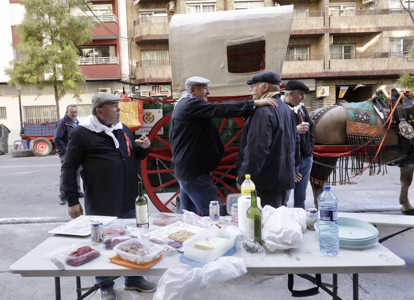 Cientos de personas se han acercado hasta la calle Sagunto en Valencia para bendecir a sus animales en honor al patrón, San Antonio Abad