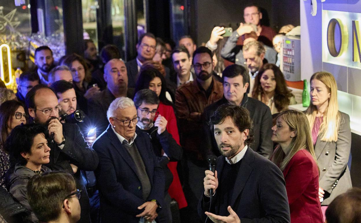 Presentación de la campaña de Patricia Guasp en Valencia, con Giner entre los asistentes.