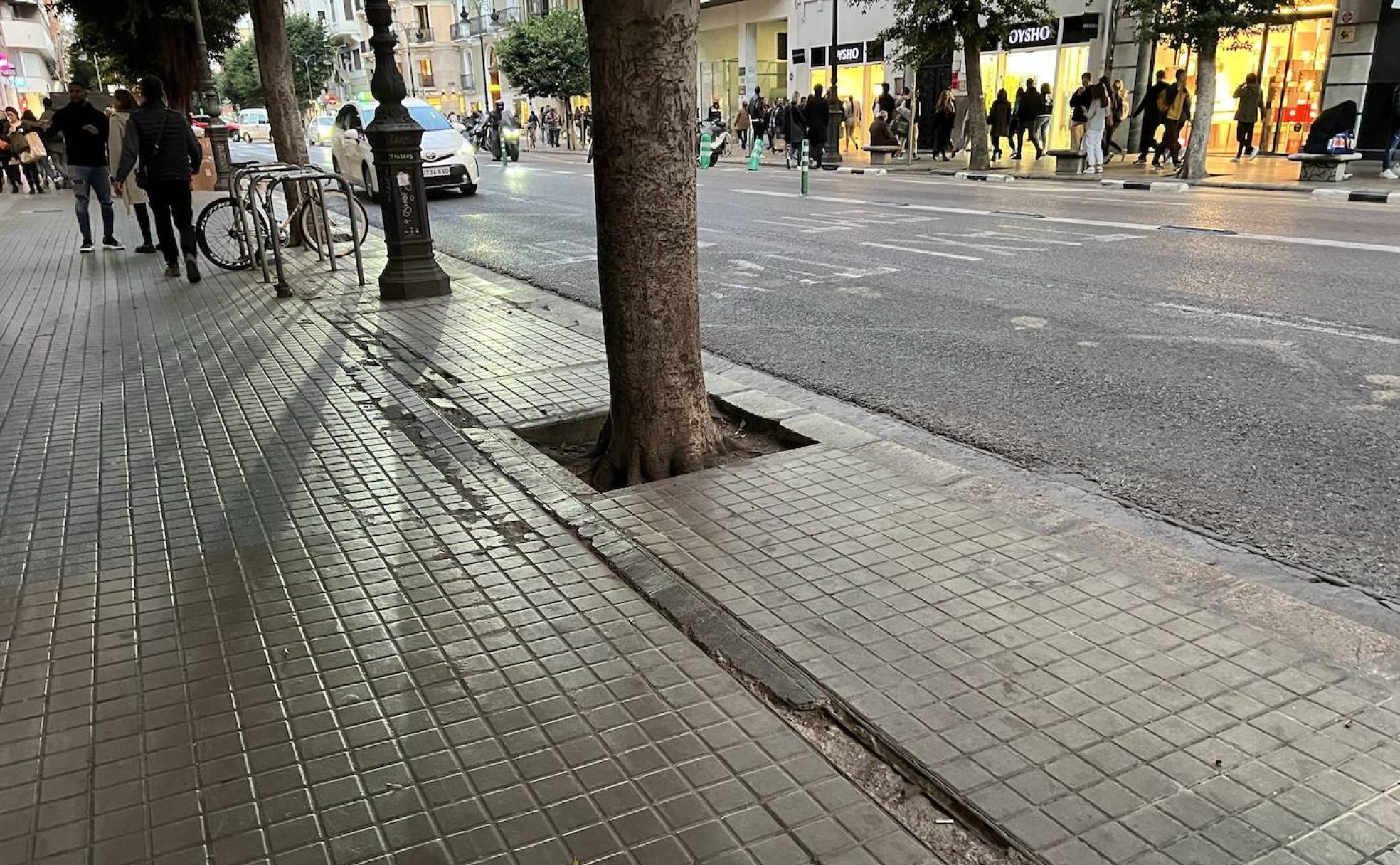 Acera rota en la calle Colón, un ejemplo de falta de mantenimiento. 